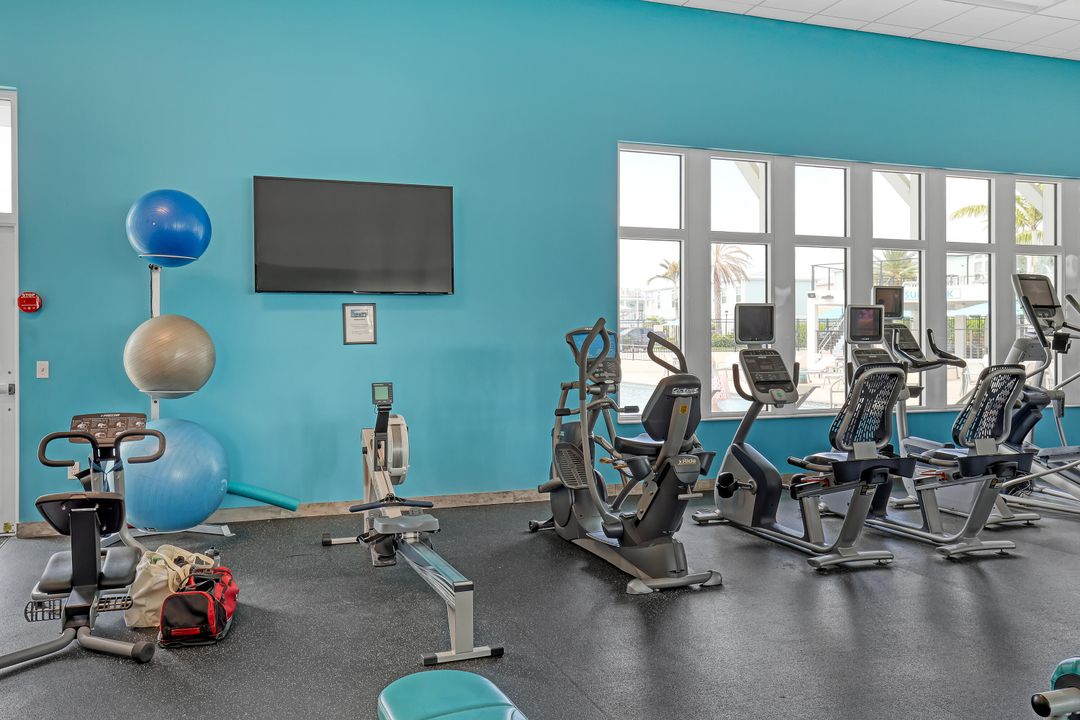 For Sale: $284,900 (2 beds, 2 baths, 1100 Square Feet)