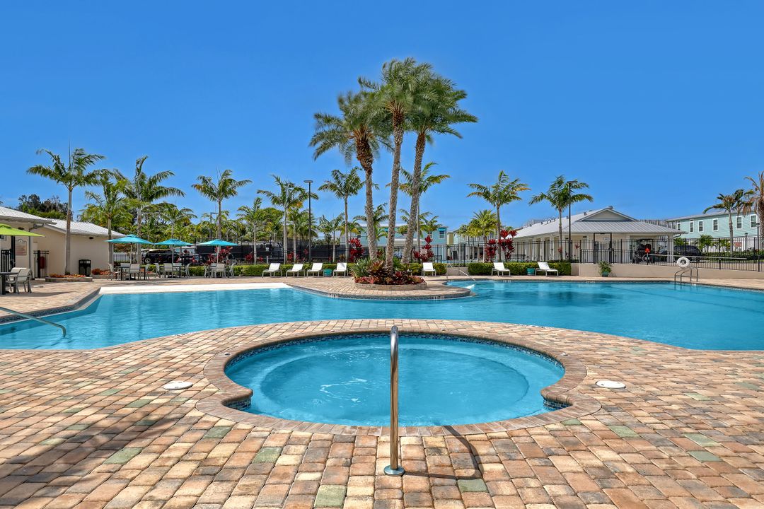 For Sale: $284,900 (2 beds, 2 baths, 1100 Square Feet)