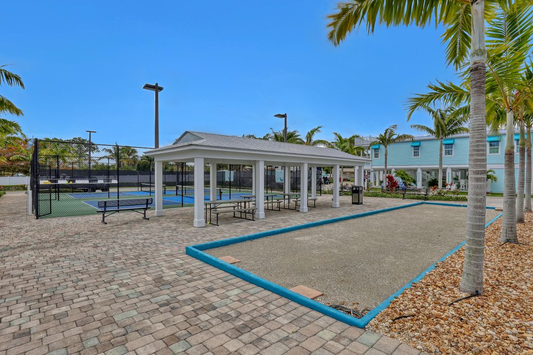 For Sale: $284,900 (2 beds, 2 baths, 1100 Square Feet)