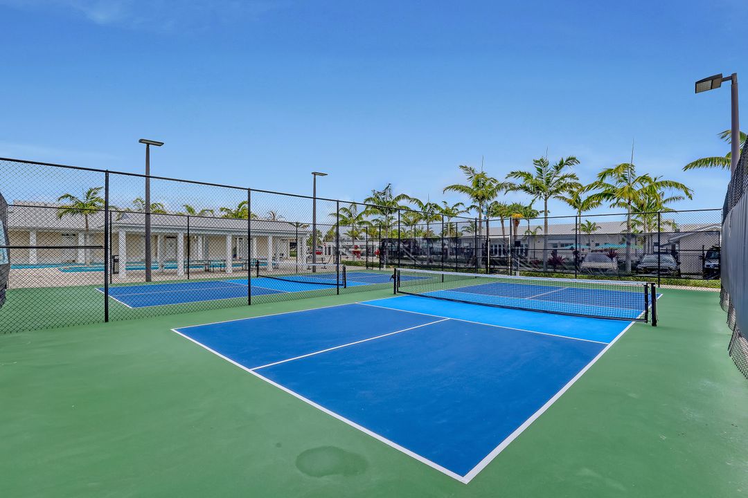 For Sale: $284,900 (2 beds, 2 baths, 1100 Square Feet)