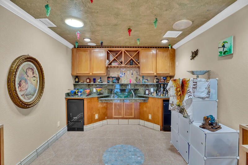 待售: $699,000 (6 贝兹, 4 浴室, 4065 平方英尺)