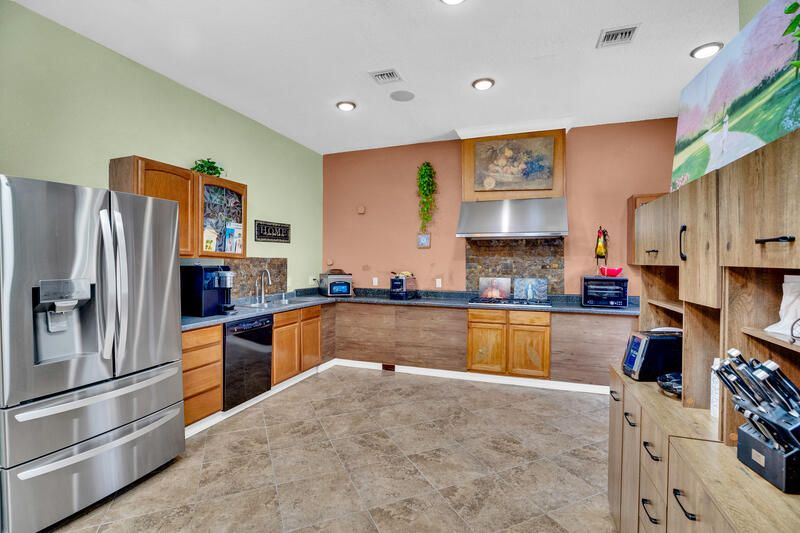 待售: $699,000 (6 贝兹, 4 浴室, 4065 平方英尺)