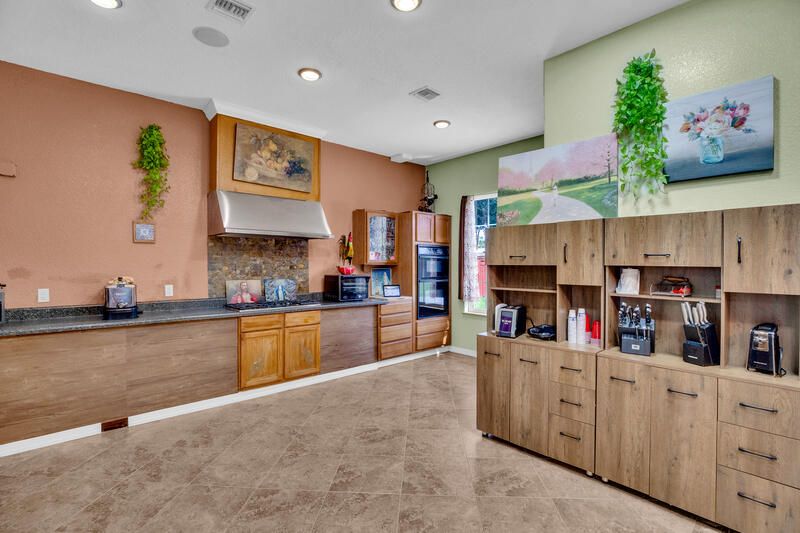 待售: $699,000 (6 贝兹, 4 浴室, 4065 平方英尺)