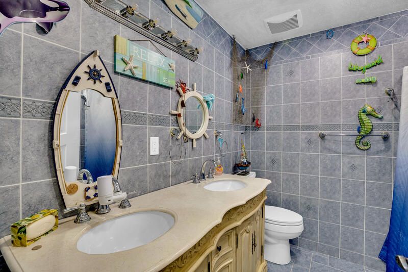 待售: $699,000 (6 贝兹, 4 浴室, 4065 平方英尺)