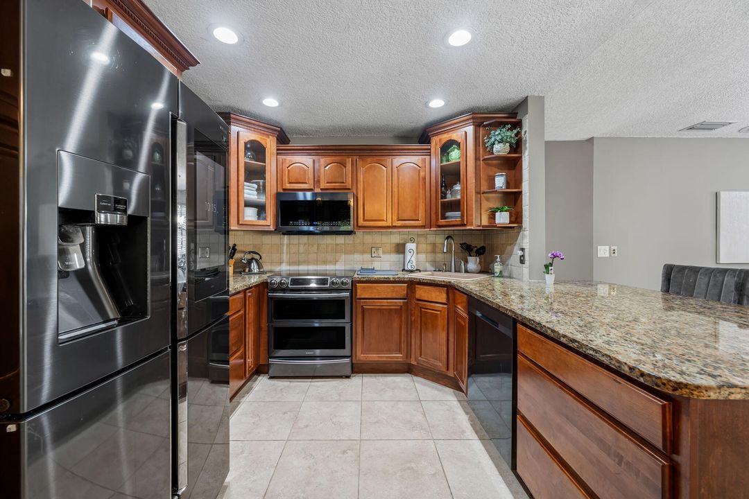 Activo con contrato: $6,650 (3 camas, 2 baños, 1721 Pies cuadrados)