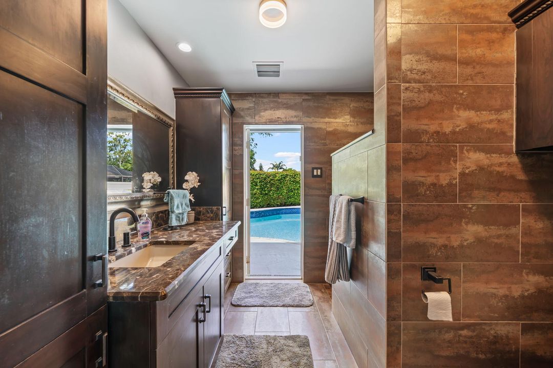 Activo con contrato: $6,650 (3 camas, 2 baños, 1721 Pies cuadrados)