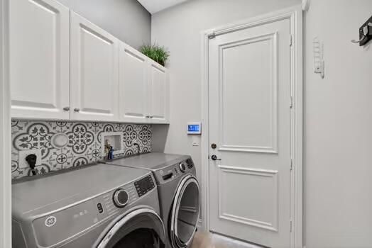 出租: $13,000 (2 贝兹, 2 浴室, 2396 平方英尺)