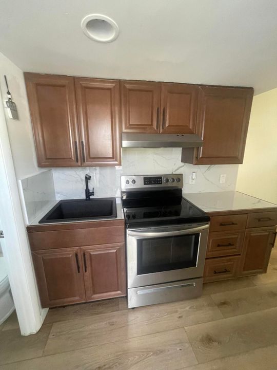 For Sale: $310,000 (2 beds, 1 baths, 531 Square Feet)