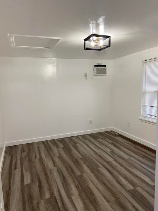 For Sale: $310,000 (2 beds, 1 baths, 531 Square Feet)