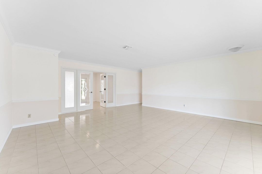 合同活跃: $925,000 (6 贝兹, 4 浴室, 2776 平方英尺)