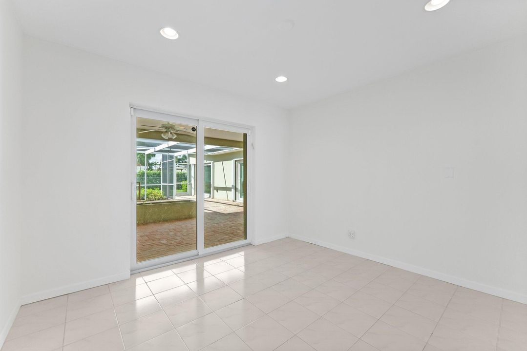 合同活跃: $925,000 (6 贝兹, 4 浴室, 2776 平方英尺)