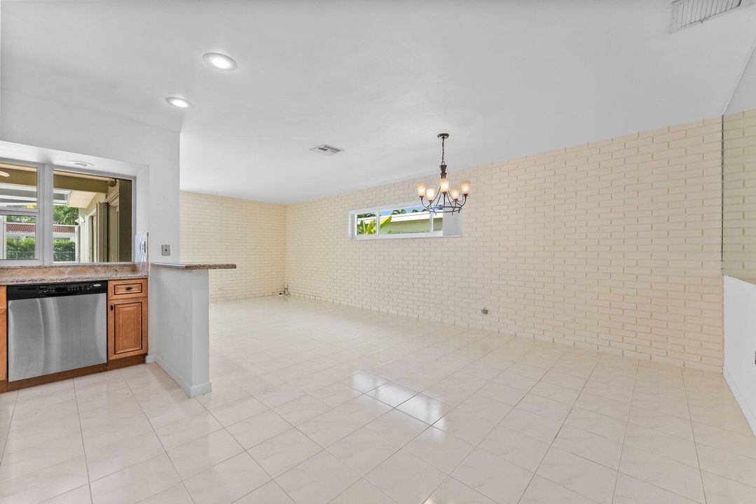 合同活跃: $925,000 (6 贝兹, 4 浴室, 2776 平方英尺)