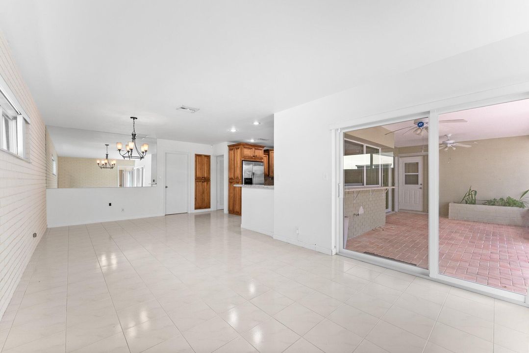 合同活跃: $925,000 (6 贝兹, 4 浴室, 2776 平方英尺)