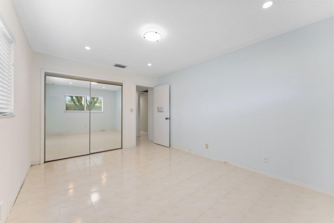 合同活跃: $925,000 (6 贝兹, 4 浴室, 2776 平方英尺)