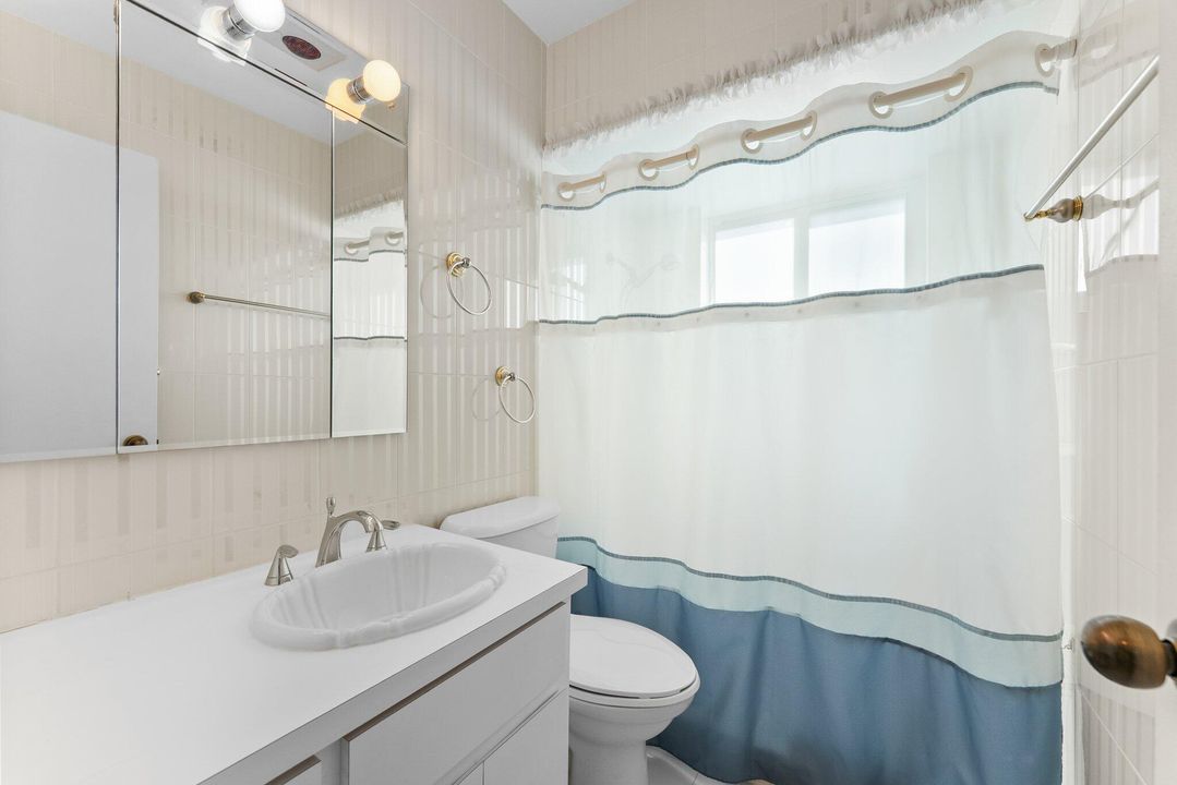 合同活跃: $925,000 (6 贝兹, 4 浴室, 2776 平方英尺)