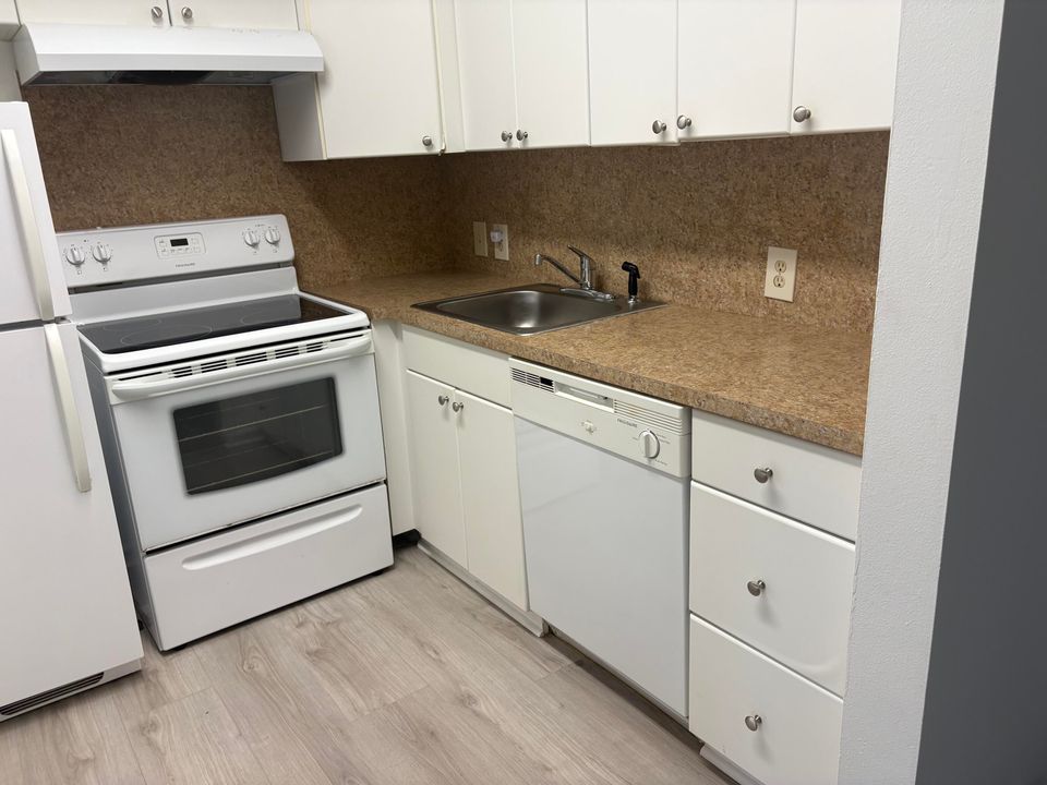 待售: $87,500 (1 贝兹, 1 浴室, 735 平方英尺)