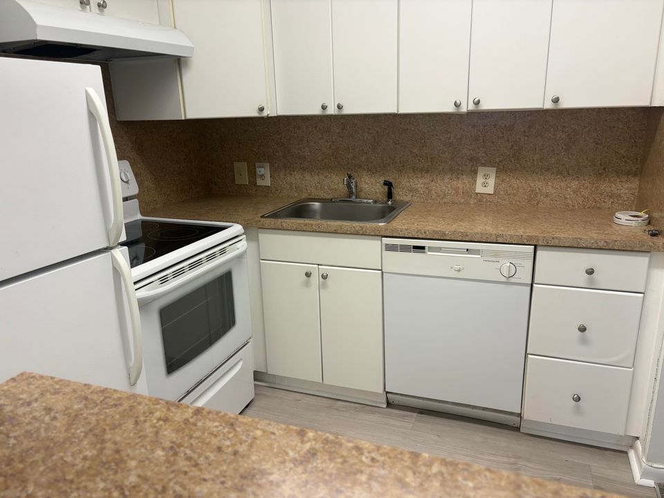 待售: $87,500 (1 贝兹, 1 浴室, 735 平方英尺)