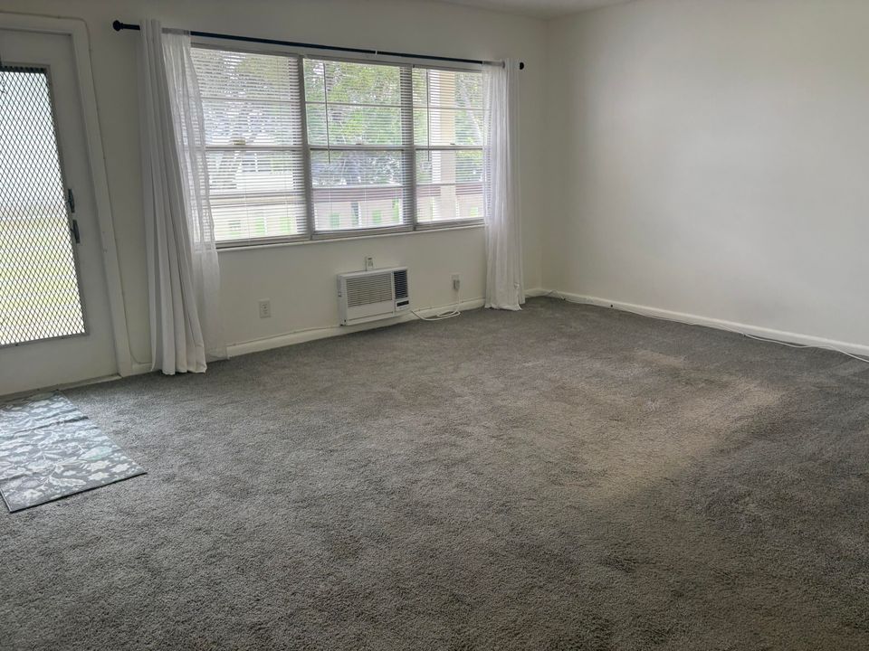 待售: $87,500 (1 贝兹, 1 浴室, 735 平方英尺)