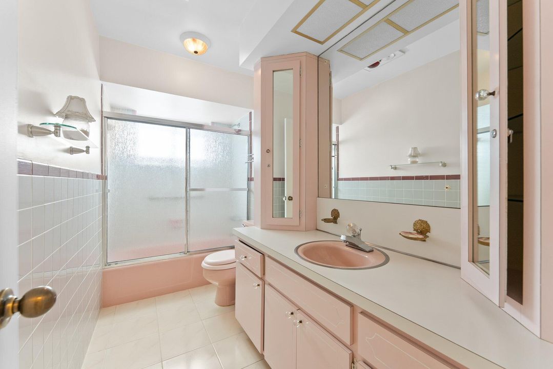 合同活跃: $925,000 (6 贝兹, 4 浴室, 2776 平方英尺)