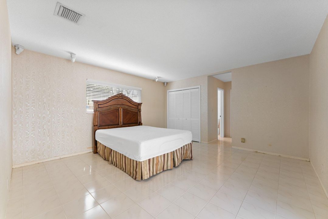 合同活跃: $925,000 (6 贝兹, 4 浴室, 2776 平方英尺)