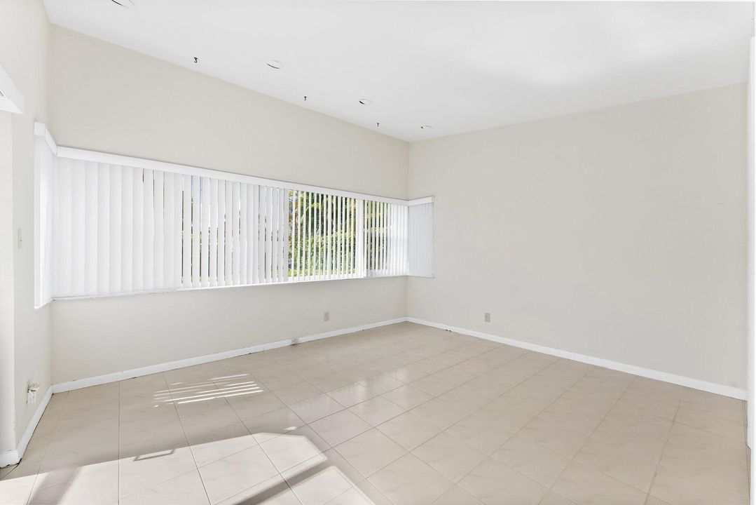 合同活跃: $925,000 (6 贝兹, 4 浴室, 2776 平方英尺)