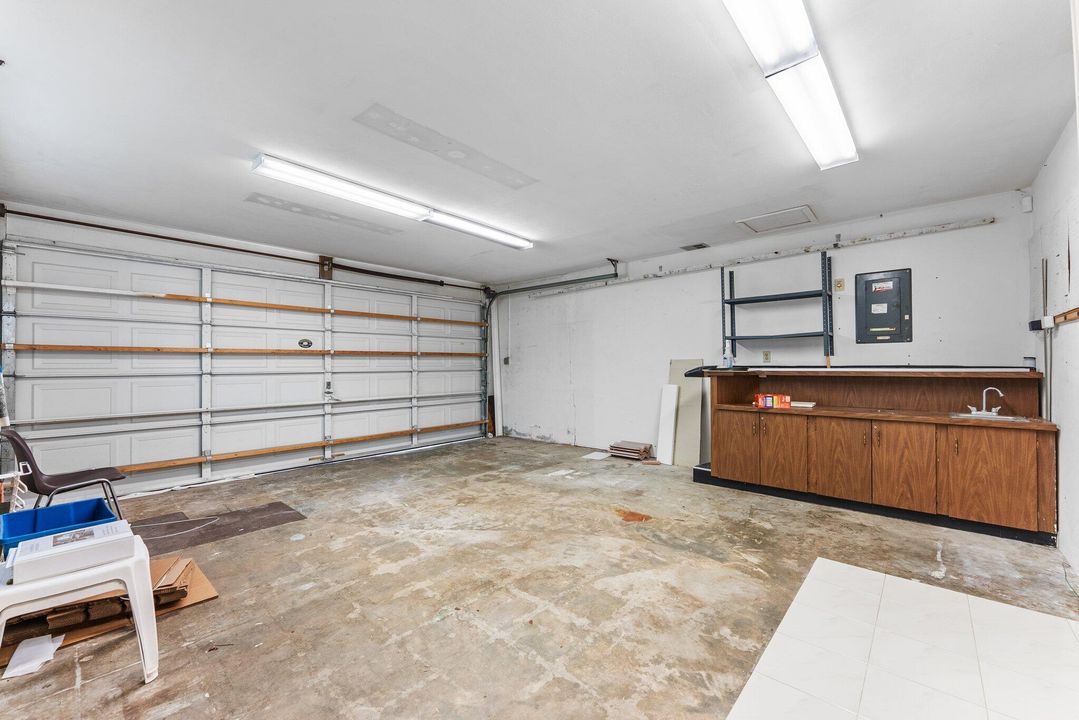 合同活跃: $925,000 (6 贝兹, 4 浴室, 2776 平方英尺)