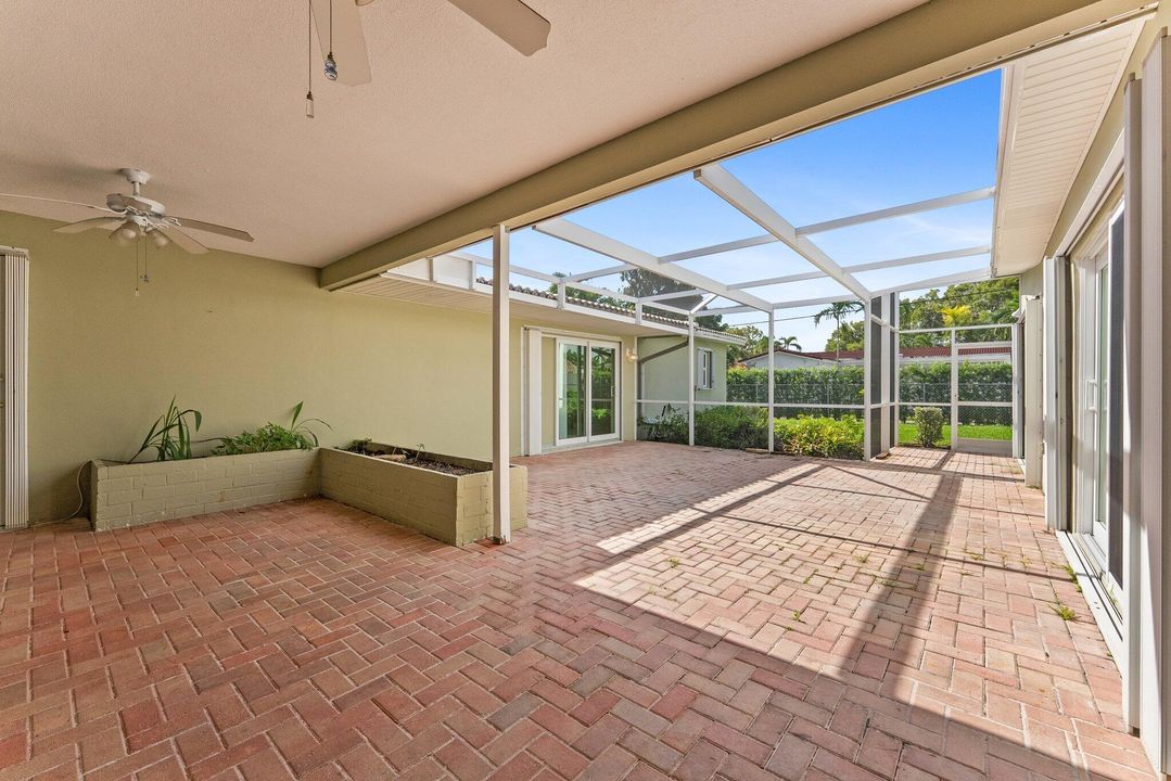 合同活跃: $925,000 (6 贝兹, 4 浴室, 2776 平方英尺)