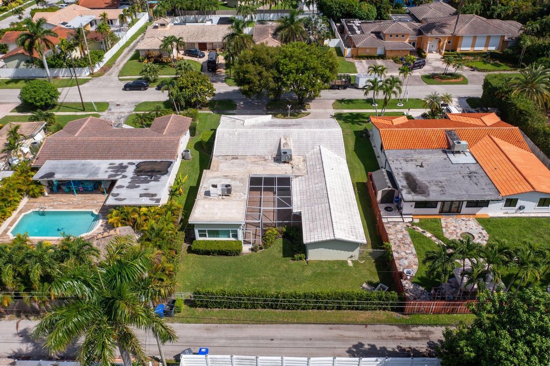 合同活跃: $925,000 (6 贝兹, 4 浴室, 2776 平方英尺)