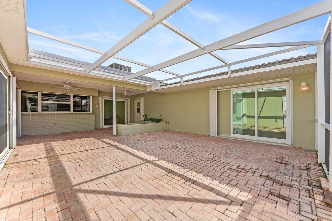 合同活跃: $925,000 (6 贝兹, 4 浴室, 2776 平方英尺)