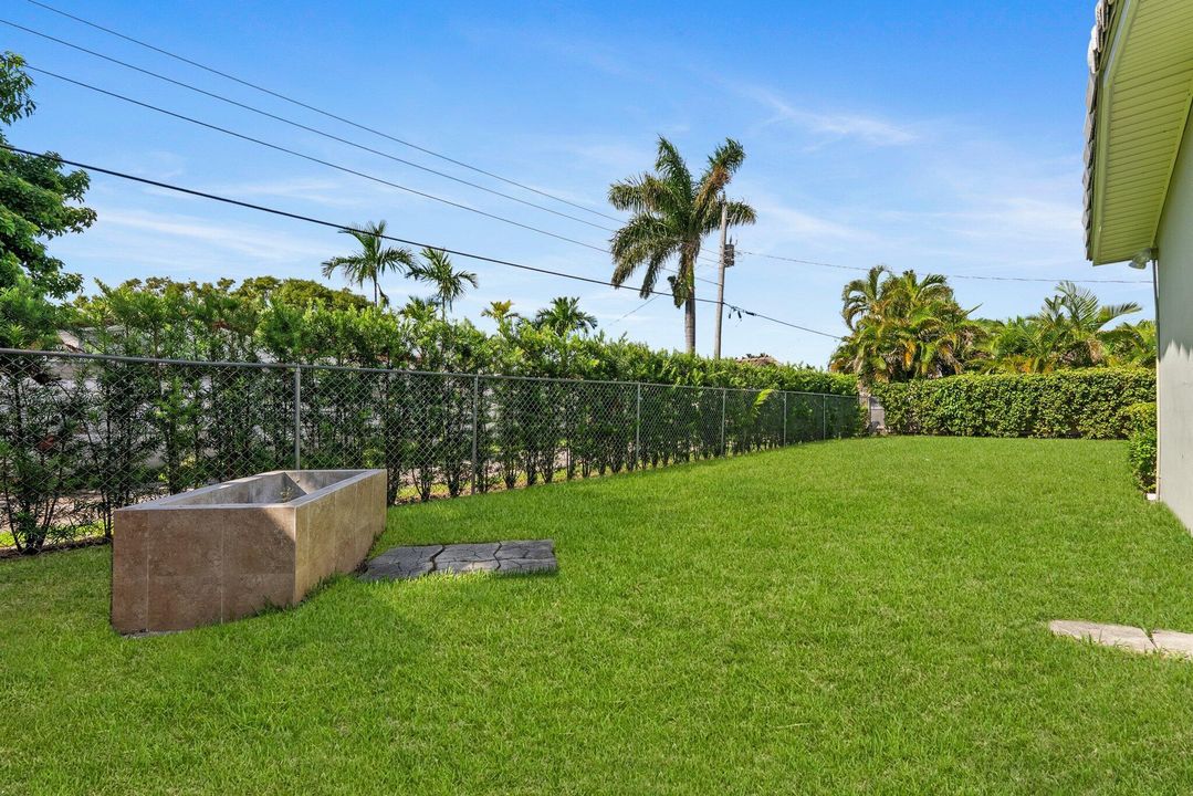 合同活跃: $925,000 (6 贝兹, 4 浴室, 2776 平方英尺)