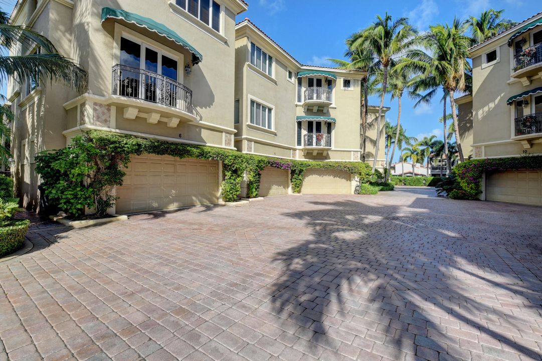 Recently Rented: $9,275 (3 beds, 3 baths, 2807 Square Feet)