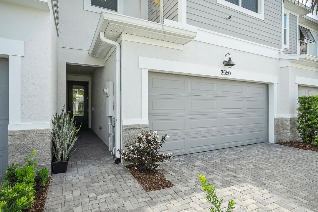 Activo con contrato: $2,995 (3 camas, 2 baños, 1865 Pies cuadrados)