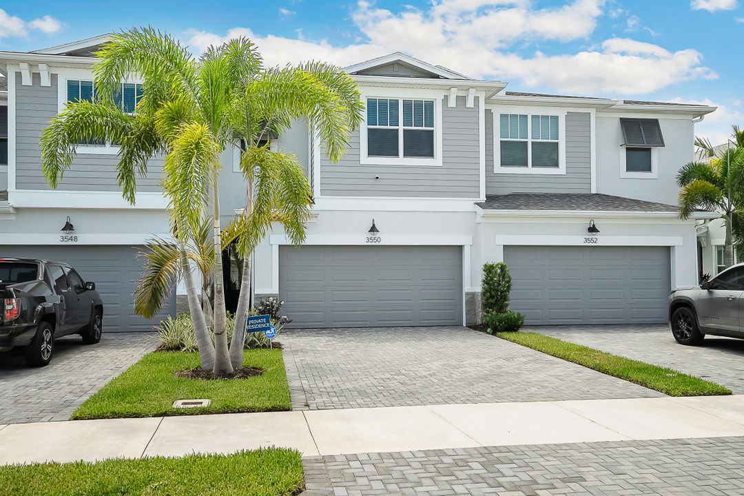 Activo con contrato: $2,995 (3 camas, 2 baños, 1865 Pies cuadrados)