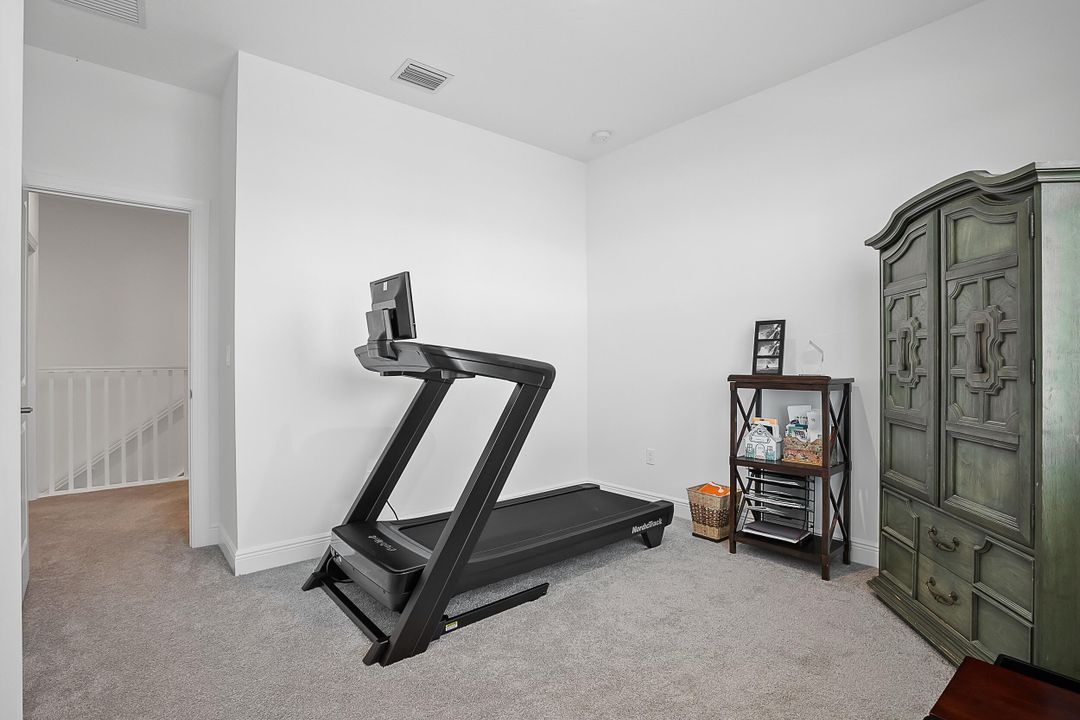 Activo con contrato: $2,995 (3 camas, 2 baños, 1865 Pies cuadrados)