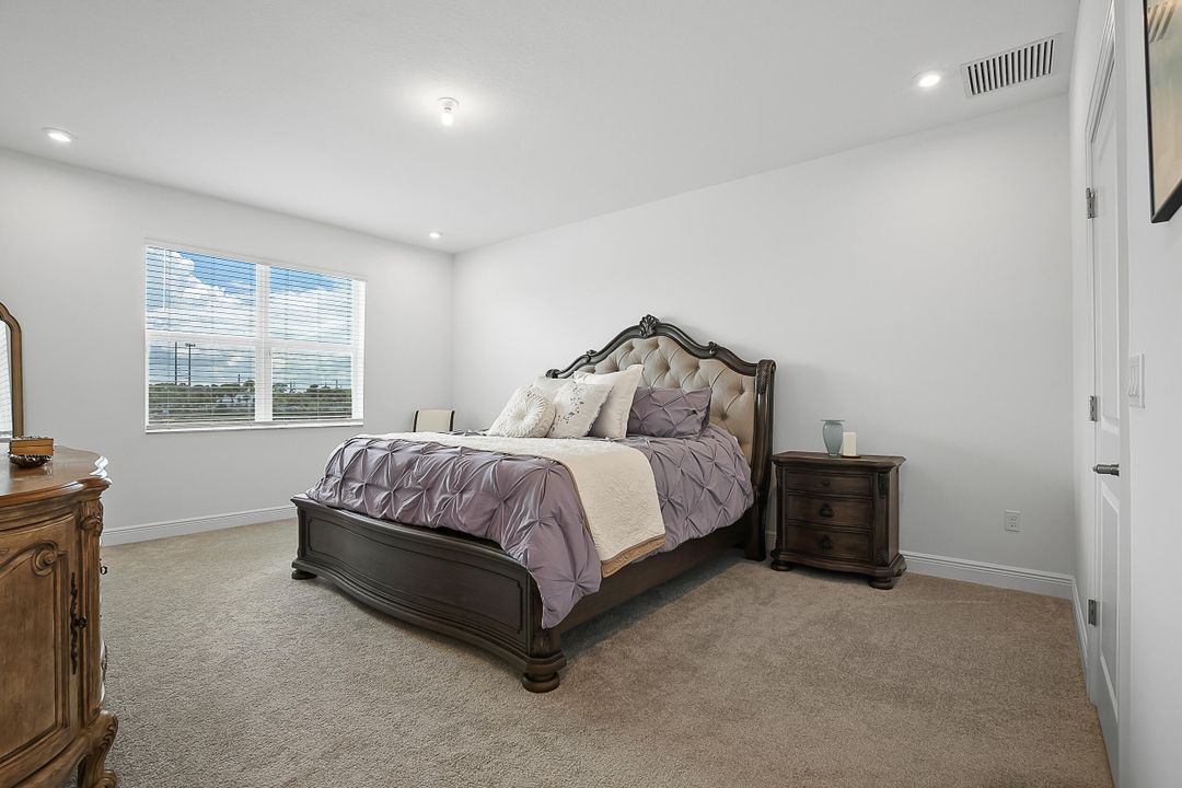 Activo con contrato: $2,995 (3 camas, 2 baños, 1865 Pies cuadrados)