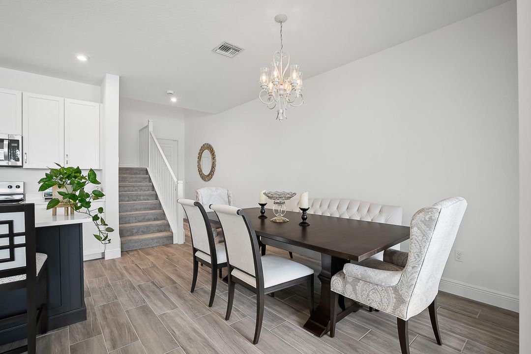 Activo con contrato: $2,995 (3 camas, 2 baños, 1865 Pies cuadrados)