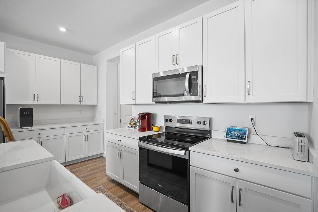 Activo con contrato: $2,995 (3 camas, 2 baños, 1865 Pies cuadrados)