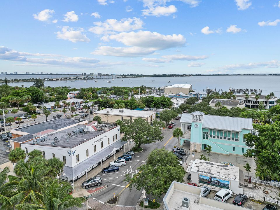 Activo con contrato: $2,995 (3 camas, 2 baños, 1865 Pies cuadrados)