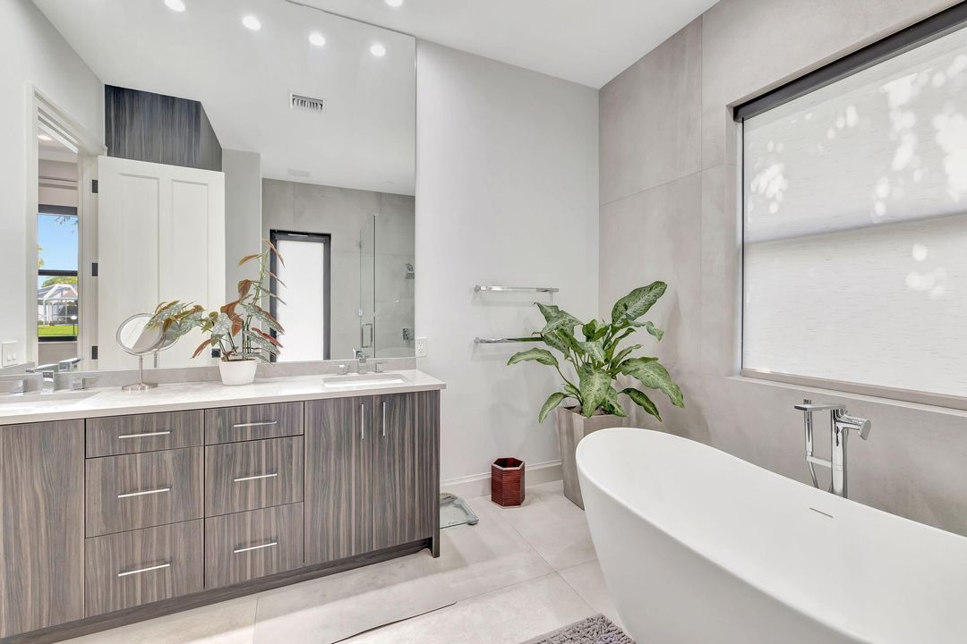 For Rent: $14,000 (6 beds, 4 baths, 4444 Square Feet)