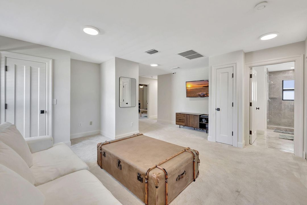 For Rent: $14,000 (6 beds, 4 baths, 4444 Square Feet)