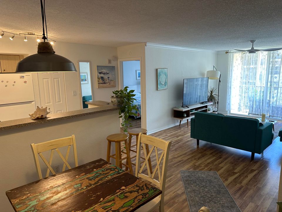 Recientemente alquilado: $2,900 (2 camas, 2 baños, 1071 Pies cuadrados)