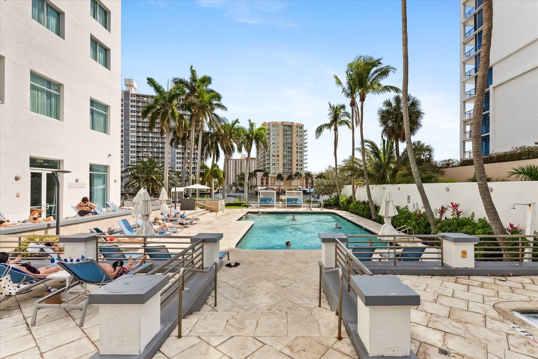 For Sale: $185,000 (1 beds, 1 baths, 554 Square Feet)