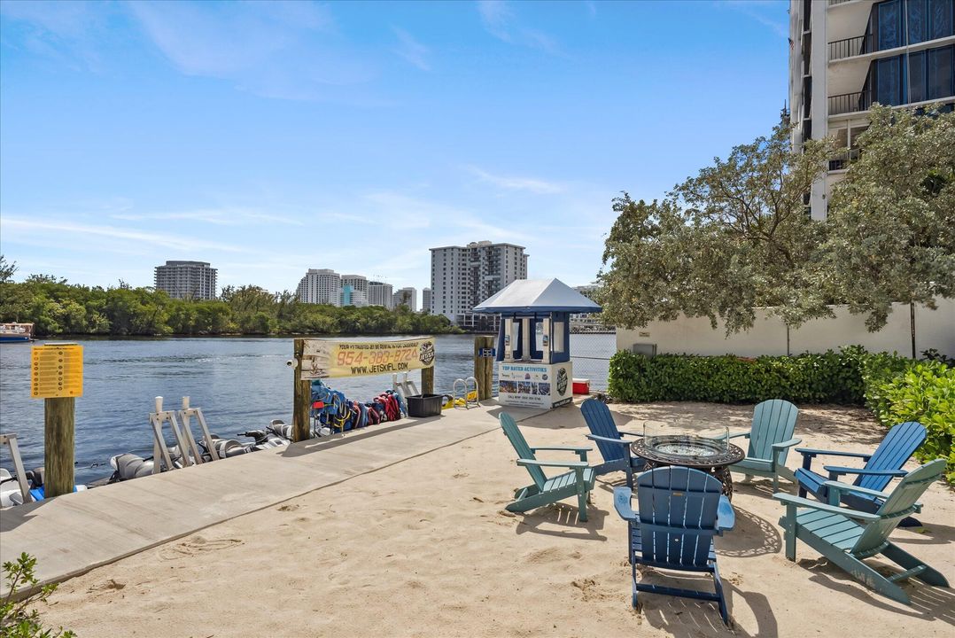 For Sale: $185,000 (1 beds, 1 baths, 554 Square Feet)