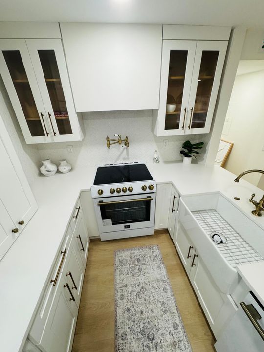 Active With Contract: $249,999 (2 beds, 2 baths, 907 Square Feet)