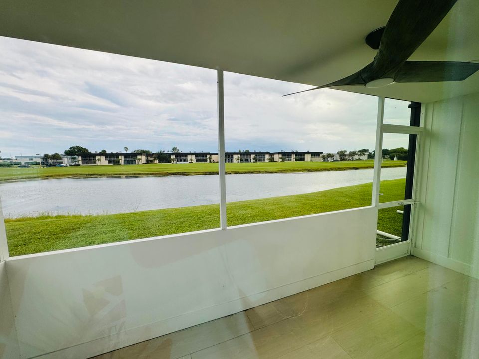 Active With Contract: $249,999 (2 beds, 2 baths, 907 Square Feet)