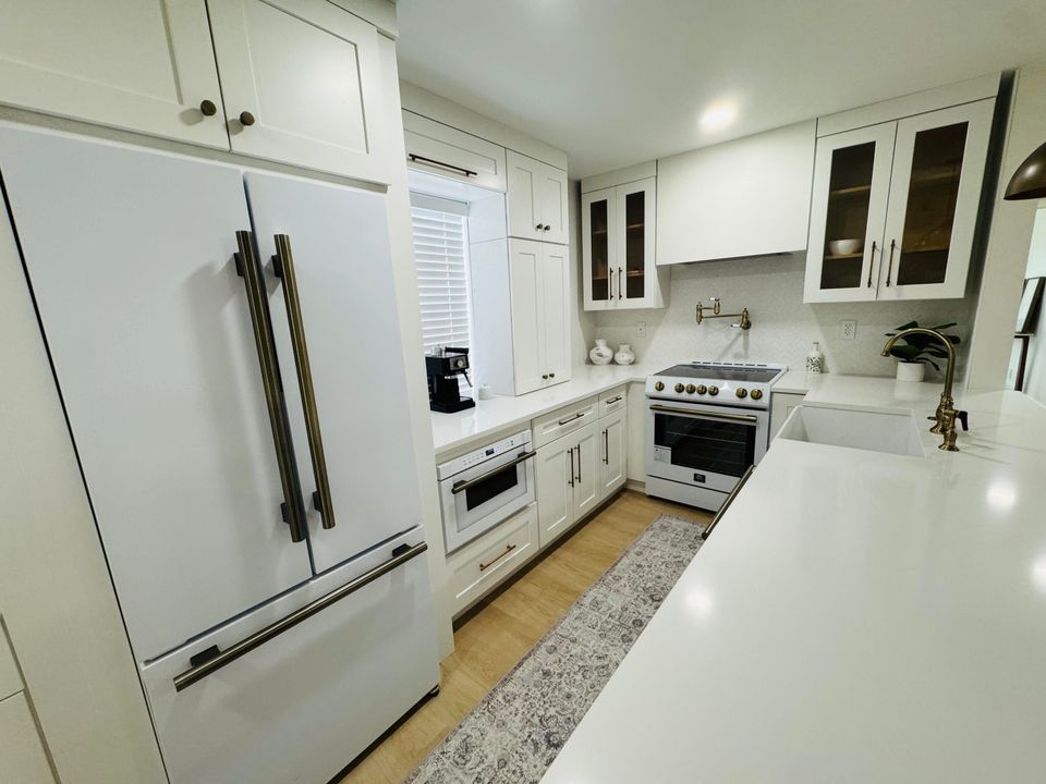 Active With Contract: $249,999 (2 beds, 2 baths, 907 Square Feet)