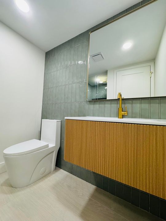 Active With Contract: $249,999 (2 beds, 2 baths, 907 Square Feet)