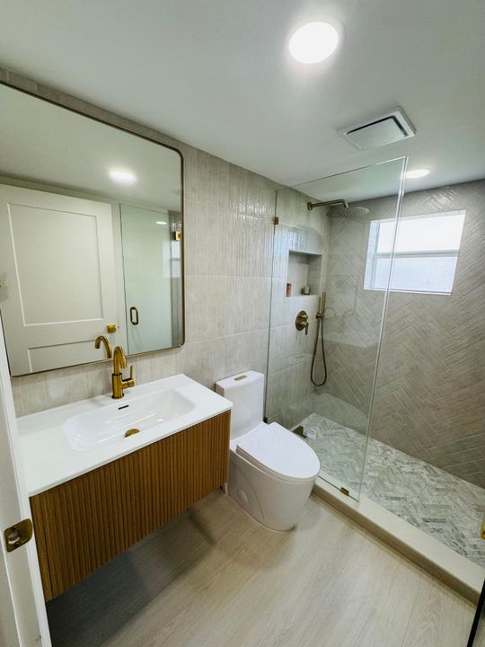 Active With Contract: $249,999 (2 beds, 2 baths, 907 Square Feet)