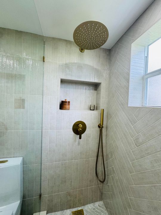 Active With Contract: $249,999 (2 beds, 2 baths, 907 Square Feet)