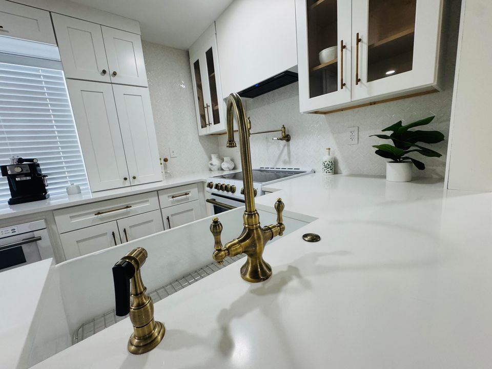 Active With Contract: $249,999 (2 beds, 2 baths, 907 Square Feet)